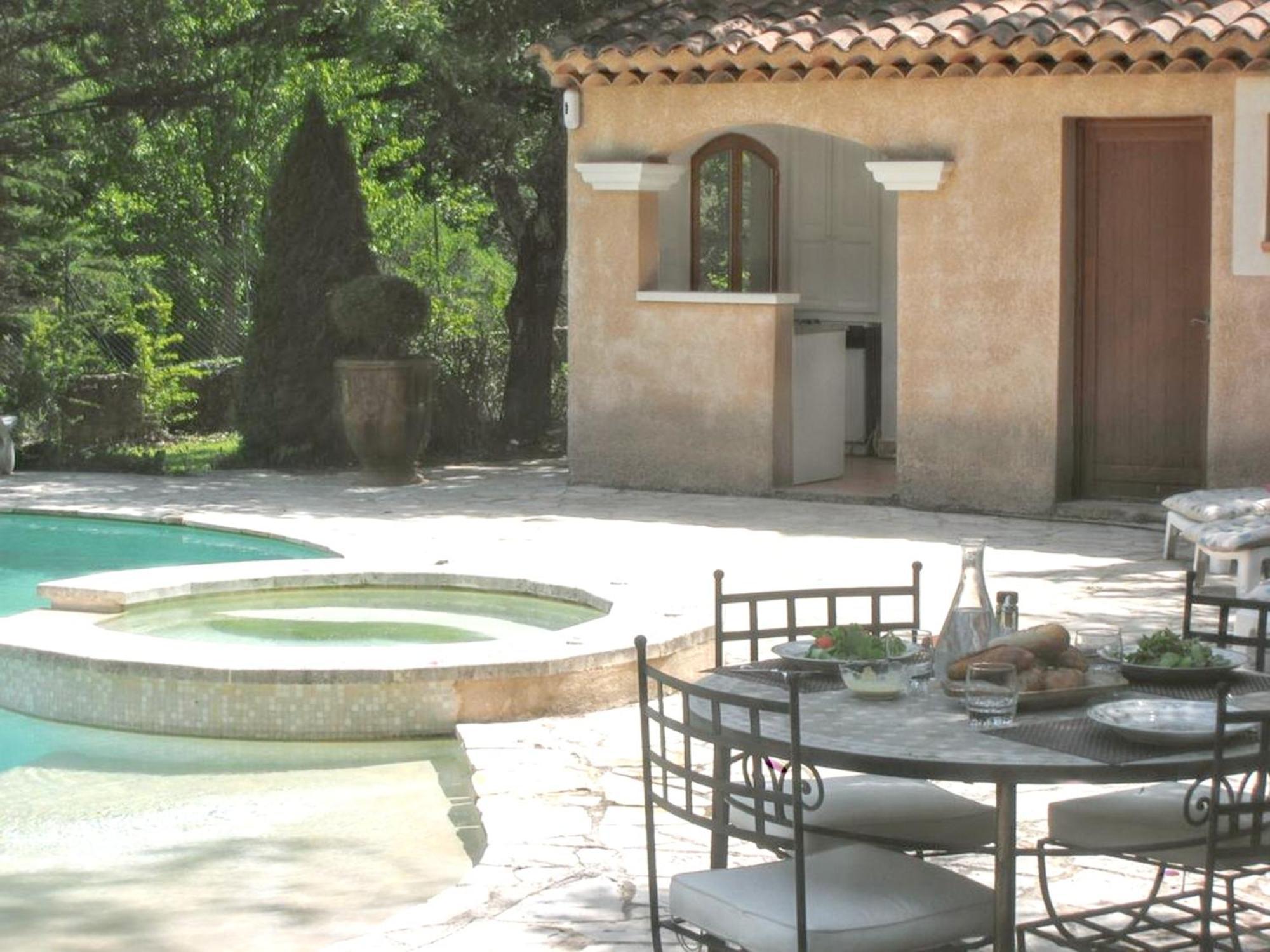 Villa Spacieuse Avec Piscine A Saint Maximin Екстериор снимка