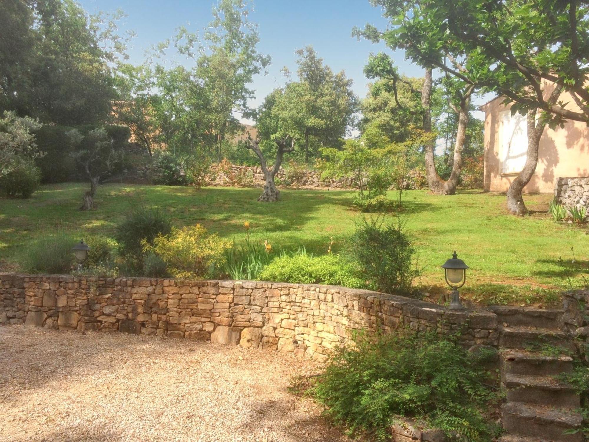 Villa Spacieuse Avec Piscine A Saint Maximin Екстериор снимка