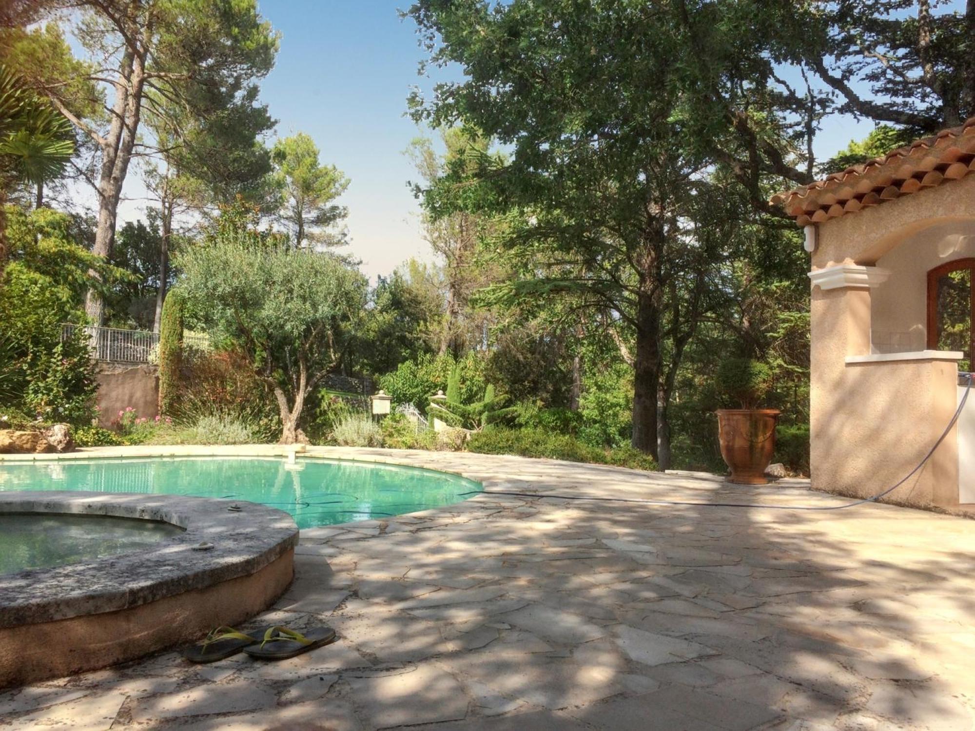 Villa Spacieuse Avec Piscine A Saint Maximin Екстериор снимка
