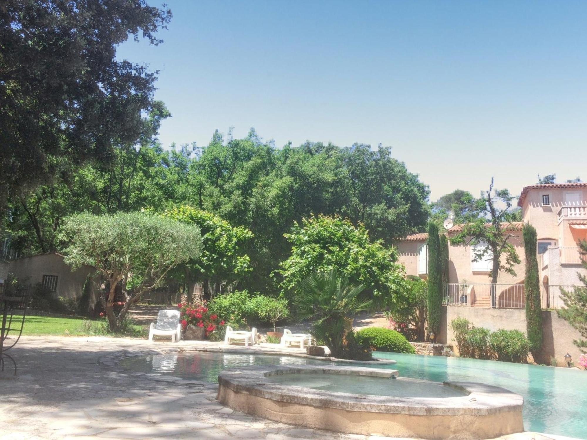 Villa Spacieuse Avec Piscine A Saint Maximin Екстериор снимка