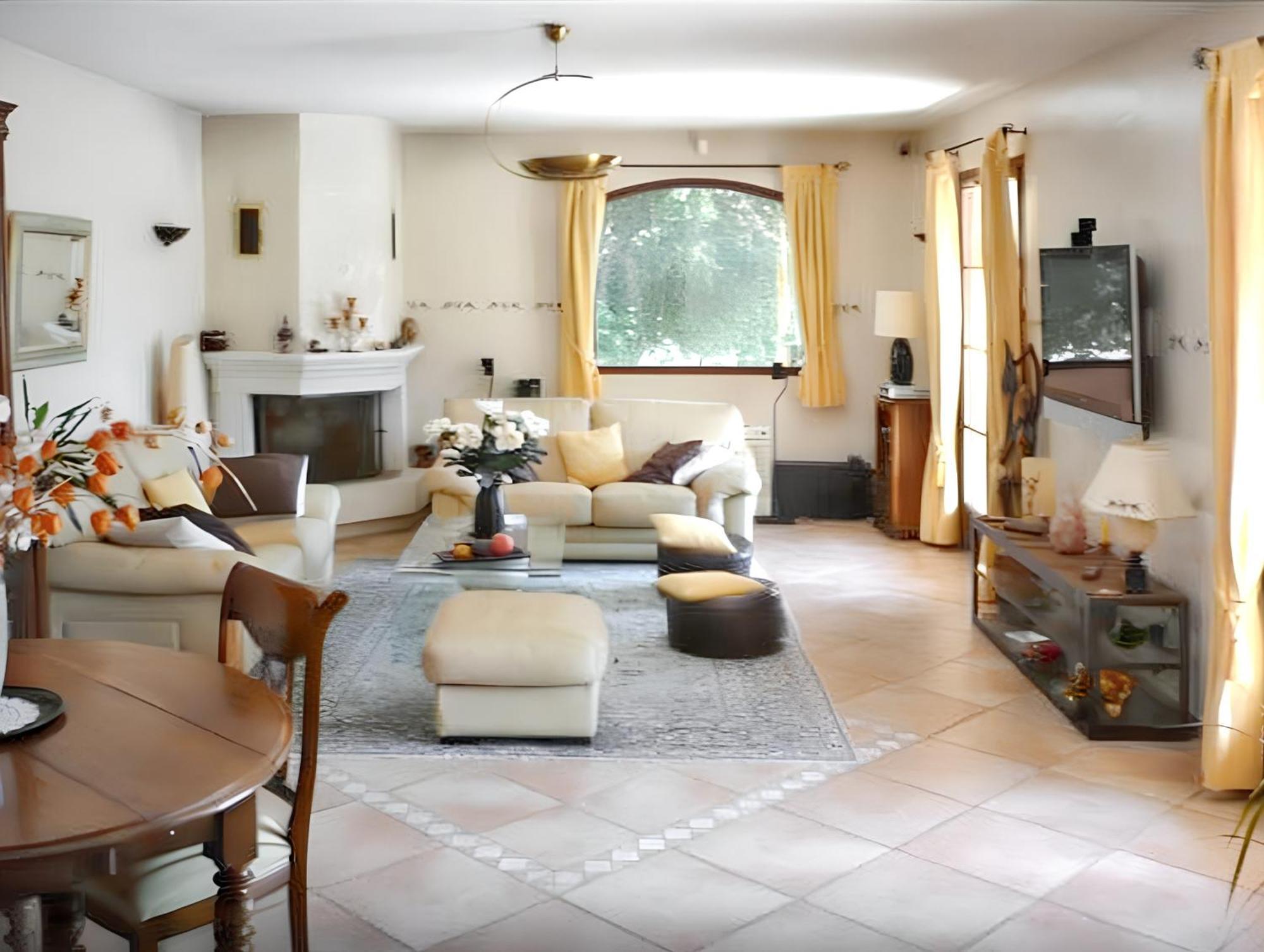 Villa Spacieuse Avec Piscine A Saint Maximin Екстериор снимка