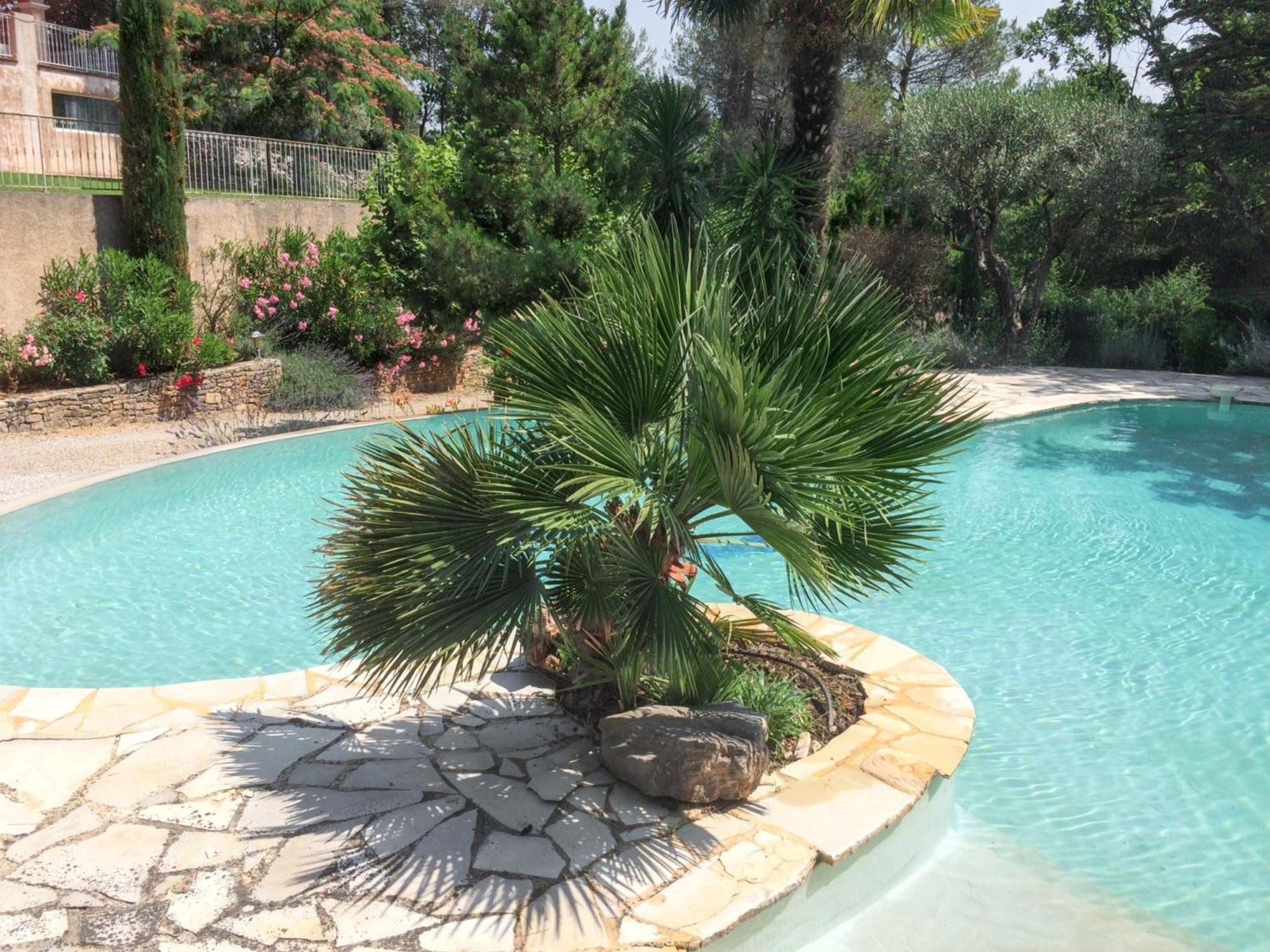 Villa Spacieuse Avec Piscine A Saint Maximin Екстериор снимка
