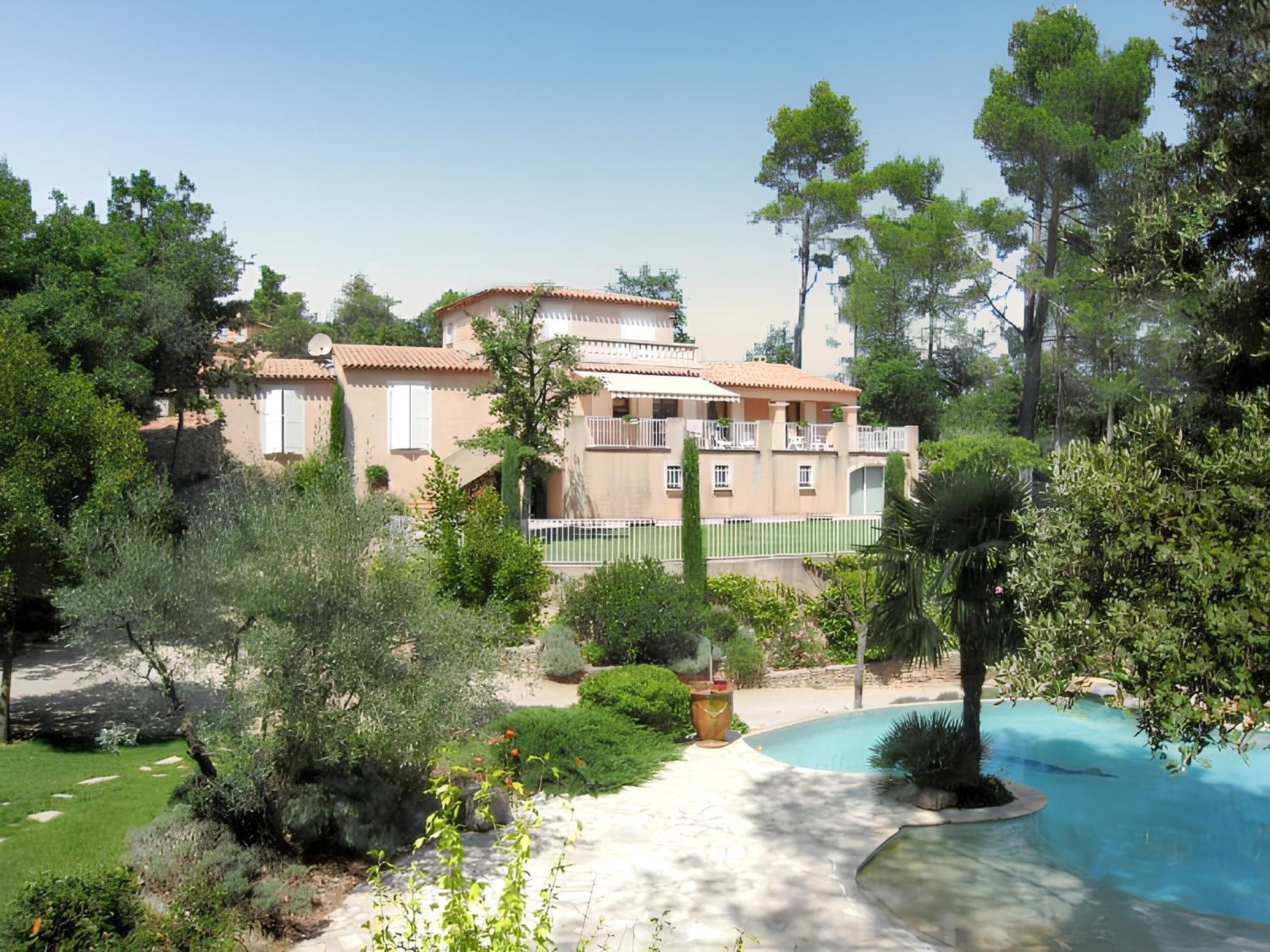 Villa Spacieuse Avec Piscine A Saint Maximin Екстериор снимка